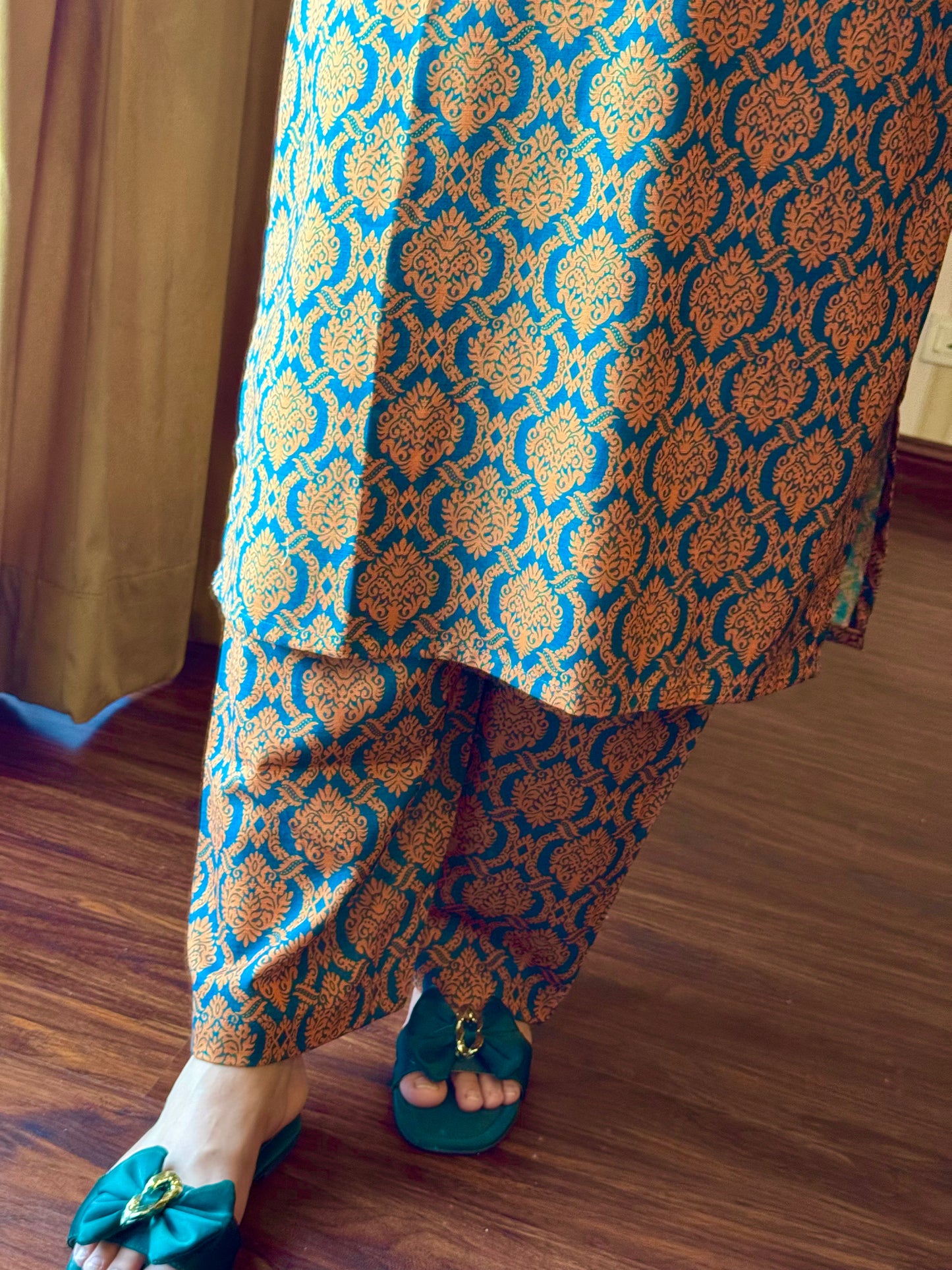 2 Piece Light Khaddar Suit-Printed (Pret)